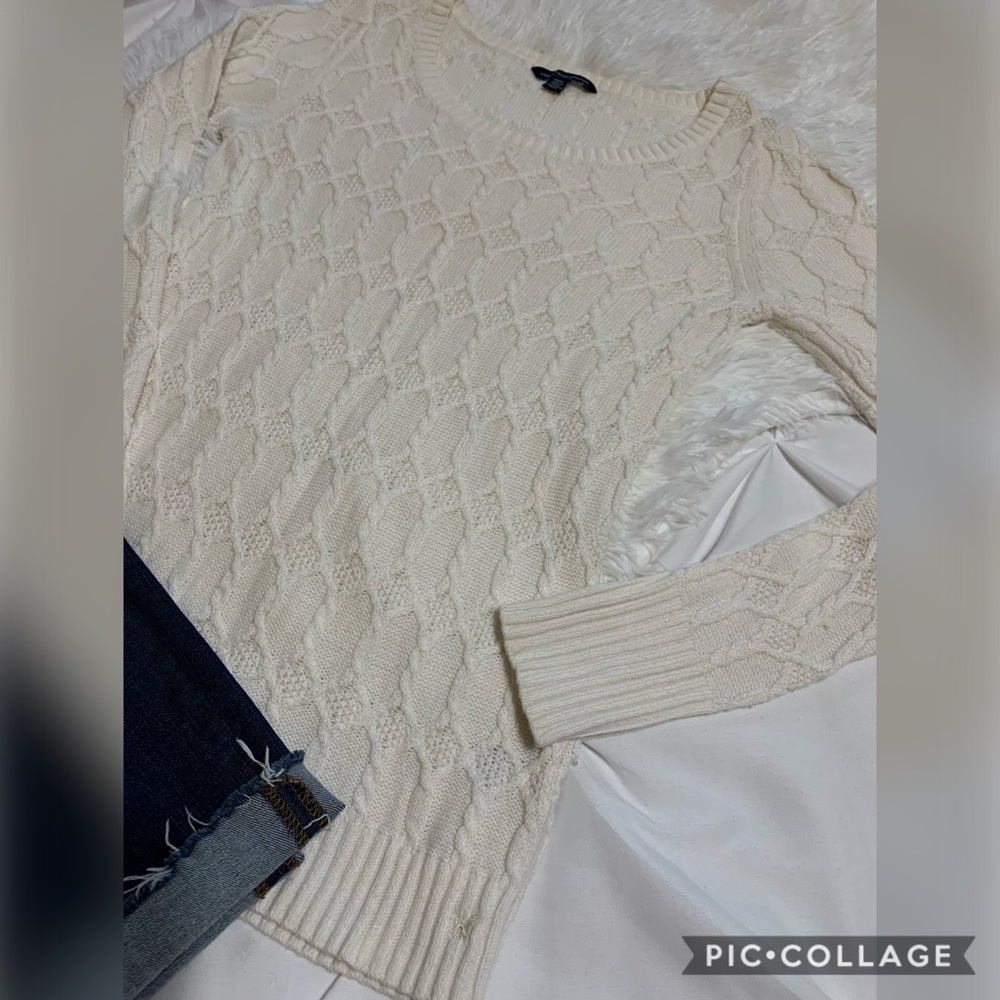 American Eagle 🦅 Cream Cable Knit Sweater